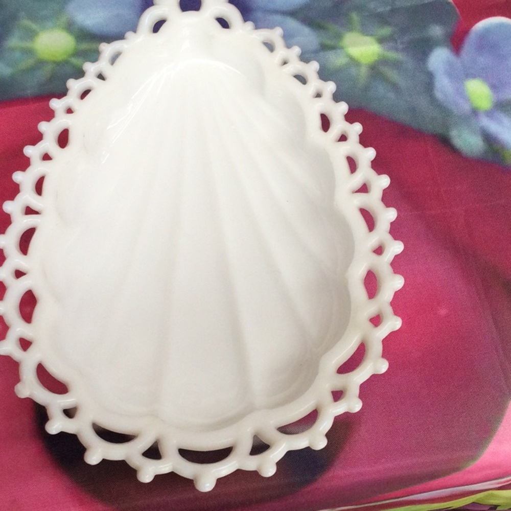 MilkglassDecorative Shell Dish -vintage
